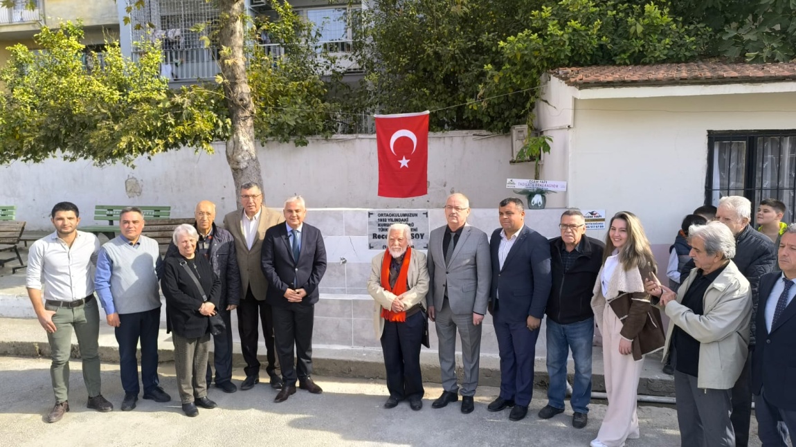 Ödemiş’te Emekli Başkonsolos Ülkü Başsoy, Ödemiş Ortaokulunda 18 yıl kurucu müdürlüğü ve Türkçe öğretmenliği yapan babası Recep Başsoy adına okulumuza çeşme yaptırdı. 