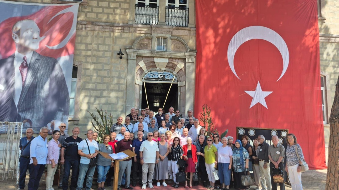 Eski Ödemiş Lisesi mezunları tarihi binada bir araya gelerek anılarını paylaştı.